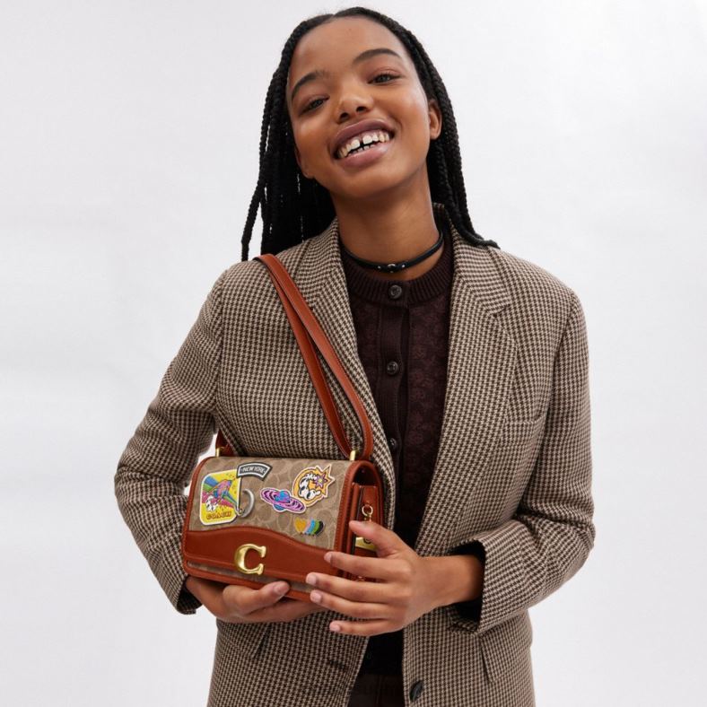 Coach naiset kosminen valmentaja bandiitin olkalaukku kankaalla ja laastareilla b4/tan rust multi VF6B6267